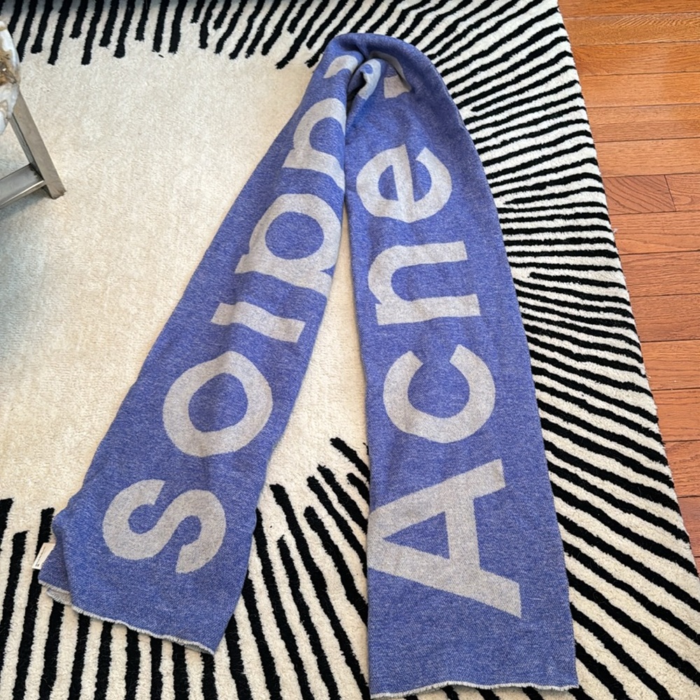 Acne Studios LOGO JACQUARD SCARF. Blue / Grey - Picture 2 of 7
